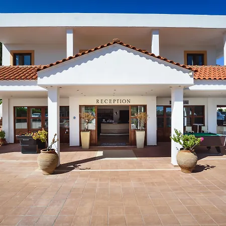 アパートホテル Pefkos Village 3*